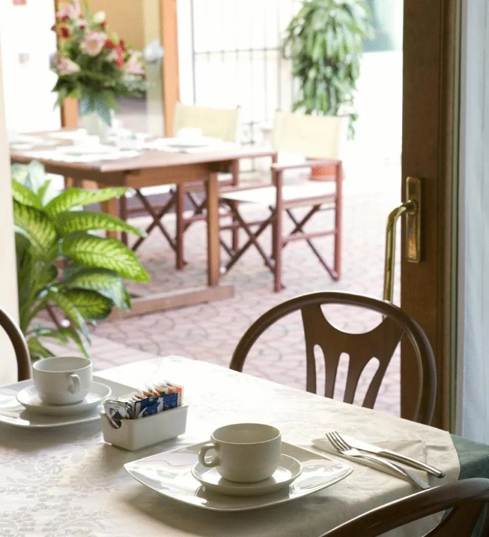 Hotel Cris Mestre 3*,  Italy